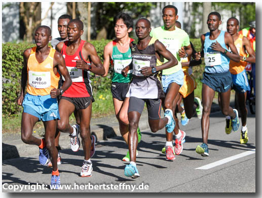 Eine groe Gruppe mit Kawauchi lief bis Kilometer 35 zusammen