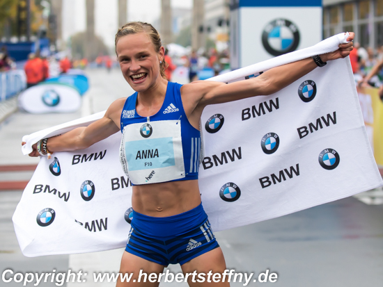 Anna Hahner feiert ihre Zeit im Ziel ausgiebig