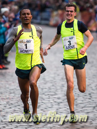 Tesfaye Homiyu und Arne Gabius lieferten sich auf der letzten Runde ien groartiges Duell.