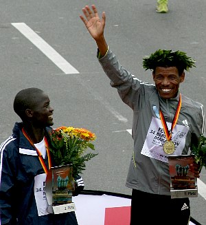 Haile Gebrselassie - bewundert vom Zweiten - Foto, Copyright: www.herbertsteffny.de