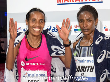 Fate Tola und Mamitu Daska im Ziel Frankfurt 2016