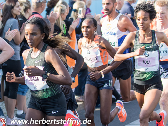 Dibaba und Cherono bei km 7 Berlin