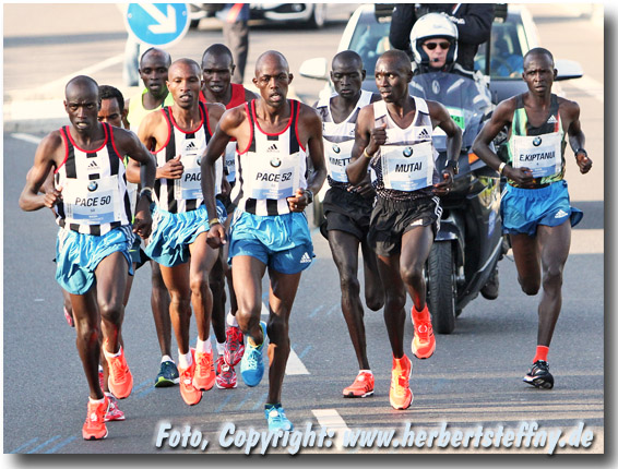 Die Kenianer um Dennis Kimetto und Emmanuel Mutai machen schon beim Kilometer 7 in Berlin mchtig Dampf